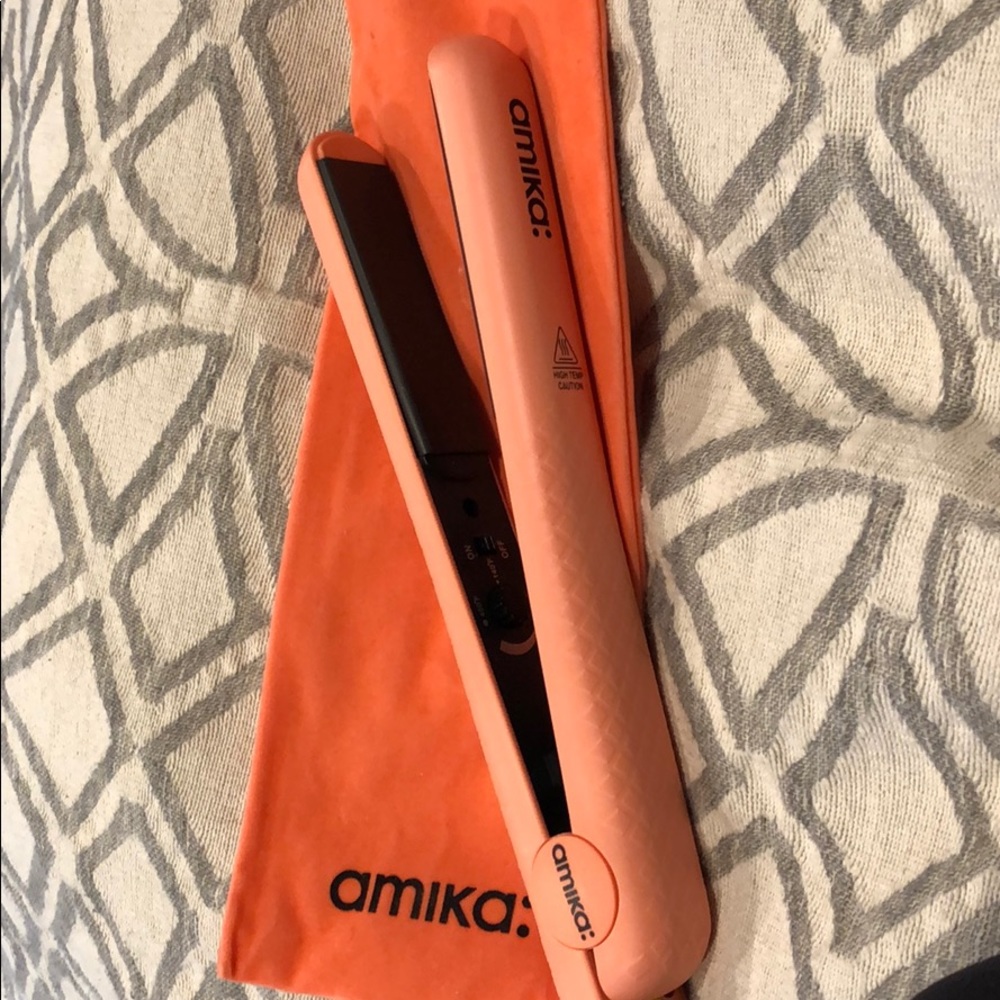 Amika hair straightener